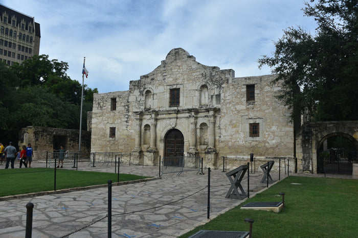 The Alamo facade in San Antonio with blue sky